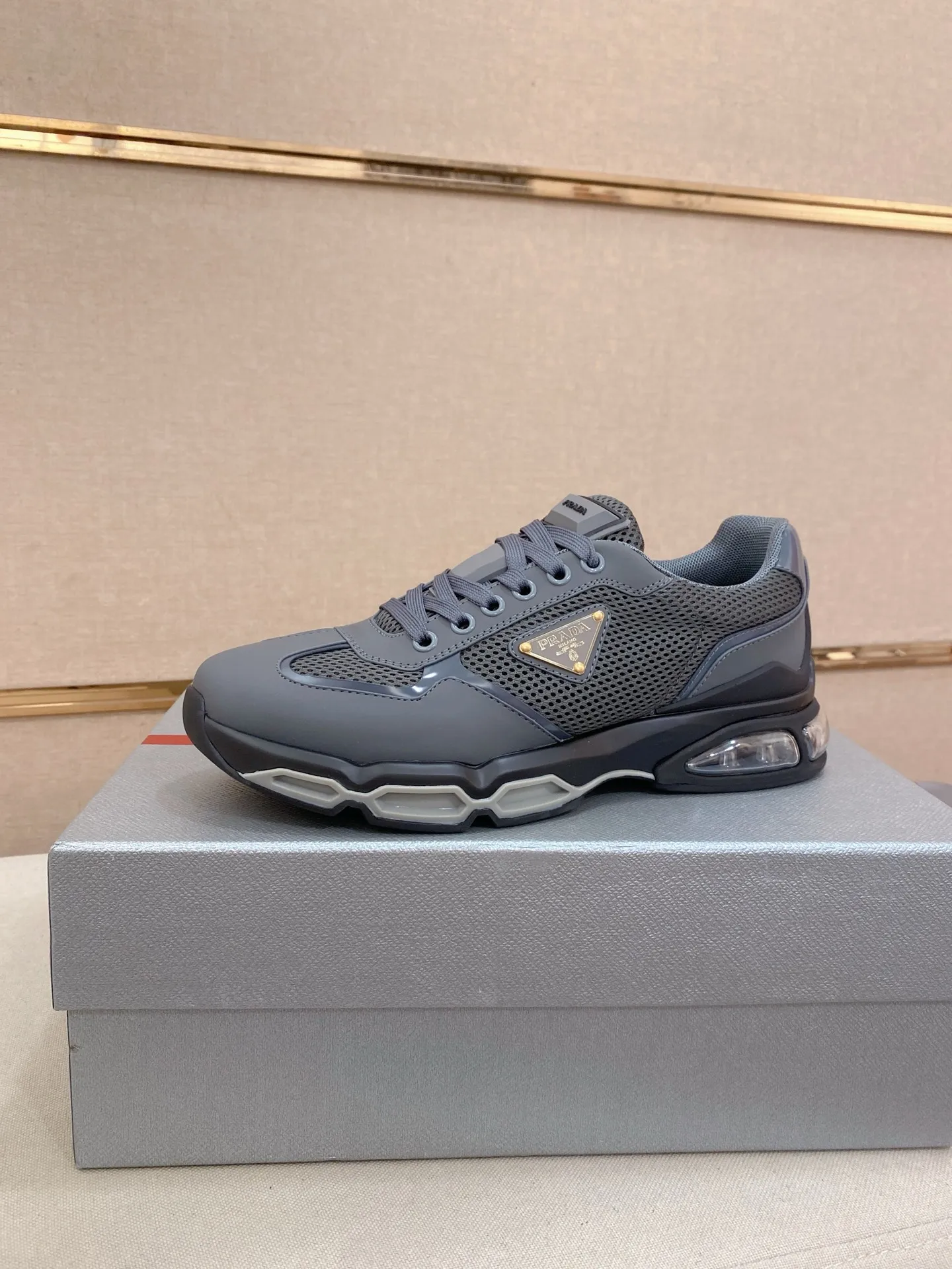 Factory price 660💰 ✔️✔️✔️High version High-quality new PRADA (Prada) counters are on the market at the same time, new men's shoes, 😘fabrics imported first-layer cowhide and mesh fabrics, purely handmade. Lining: Full cowhide lining. 👍🏿 High-end ☄️ air-cushion molded anti-slip rubber outsole, exquisite lines, simple and elegant, comfortable and high-end for leisure travel. Code number: 38 to 45